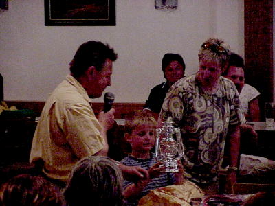 ... und schließlich Gewinnübergabe: Möge dem glücklichen Gewinner immer im richtigen Moment ein Licht aufgehen! ... und schließlich Gewinnübergabe: Möge dem glücklichen Gewinner immer im richtigen Moment ein Licht aufgehen!