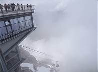 Blick in die Tiefe: Gondel aus den Wolken ...