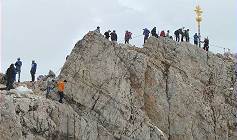 Gedrnge am Gipfelkreuz ...