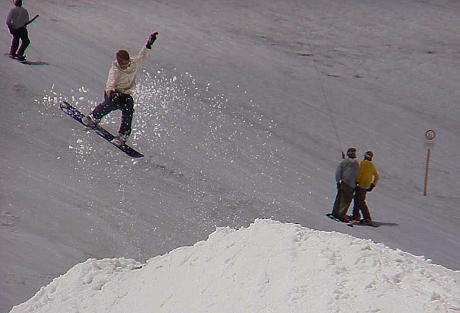 Stunts an der Station Sonn Alpin am Fue des Schneeferner-Hauses ...