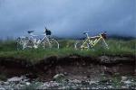 Fahrräder vor Regenwolken